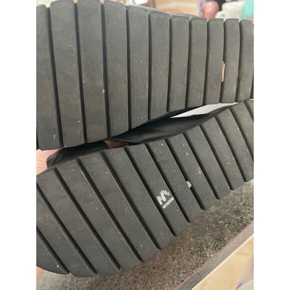 Earth womens size 10 black leather slides sandals - Picture 3 of 4